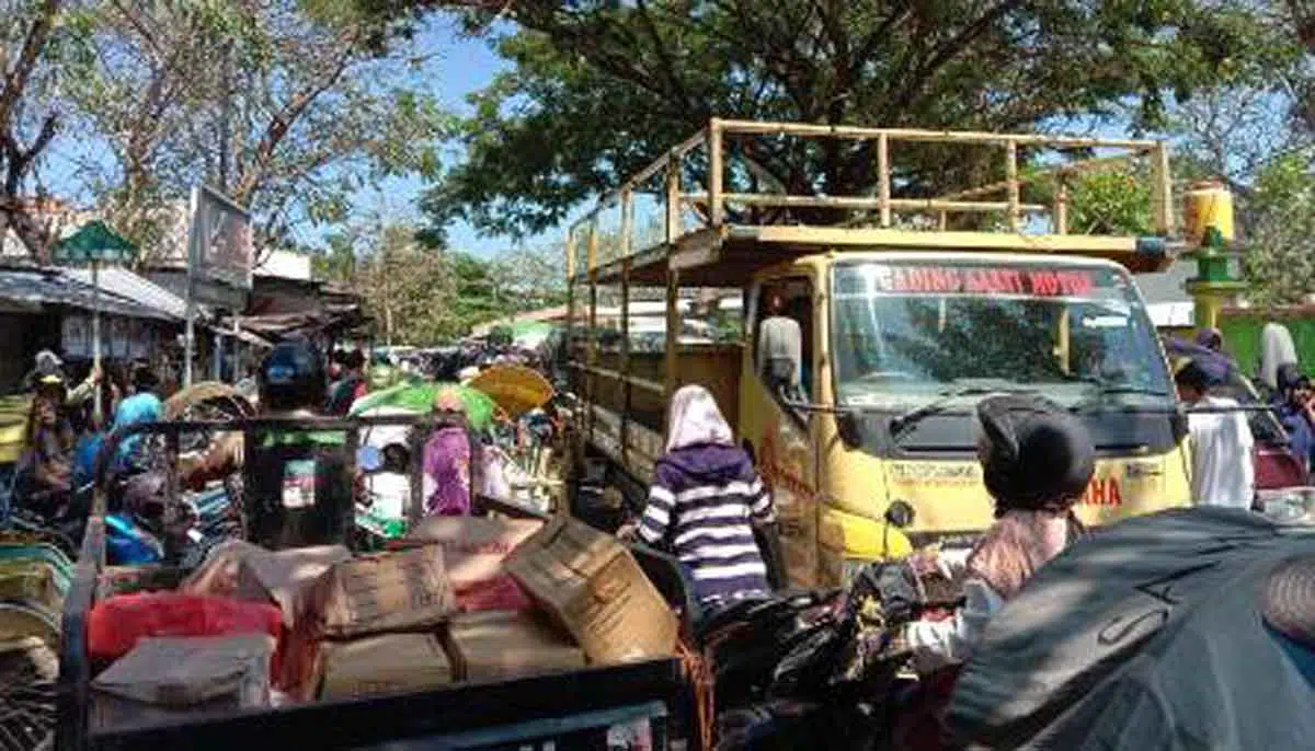 Parkir Liar Bikin Macet, Pamekasan Terapkan Sanksi Mobil Akan Diderek