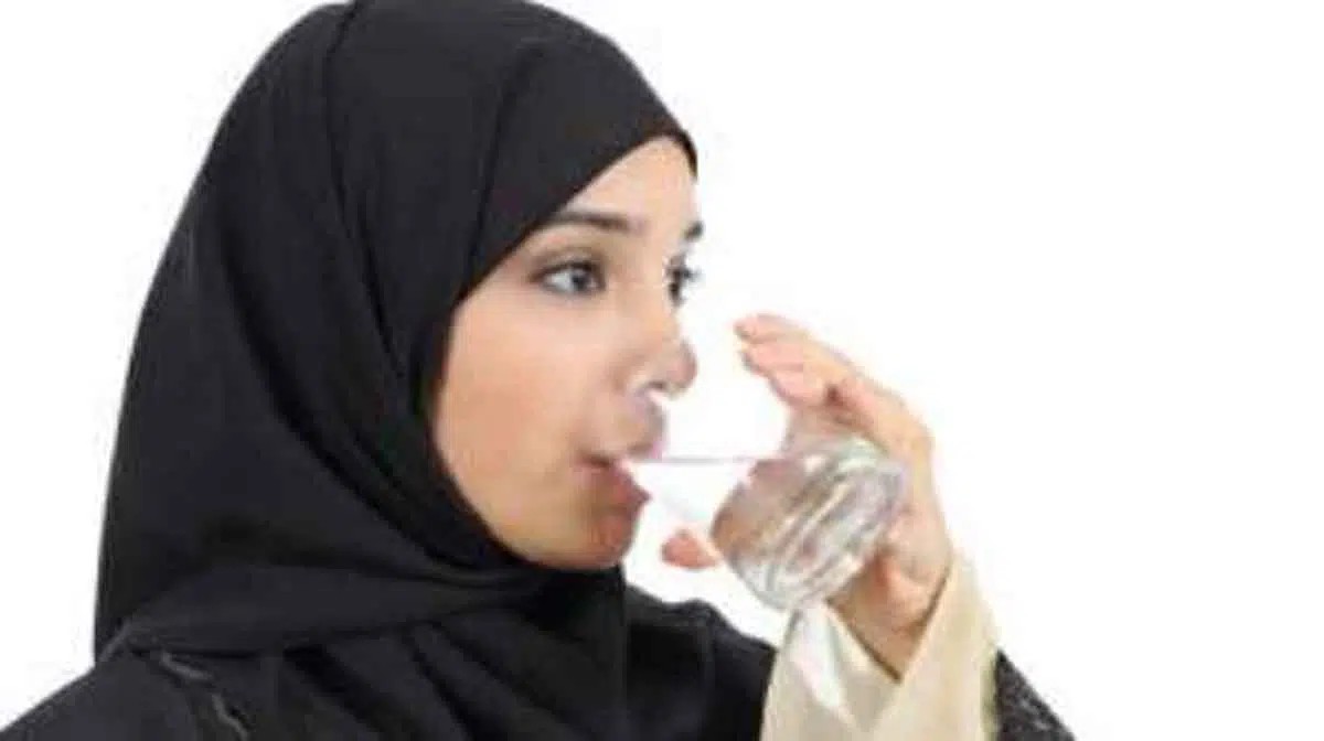 Rutin Minum Air Hangat Ketika Perut Kosong, Ini 5 Manfaatnya bagi Tubuh