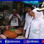 Pastikan Stok Bahan Pangan, Gubernur Jatim Pantau Pasar Anom Sumenep