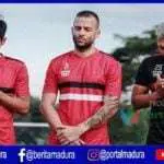 Obati Rindu Anak dan Istri, Kiper  Ini Minta Kiriman Video Liburan