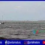 Tim Gabungan Evakuasi Bangkai Perahu Tenggelam di Sumenep