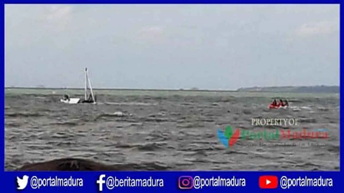 Tim Gabungan Evakuasi Bangkai Perahu Tenggelam di Sumenep