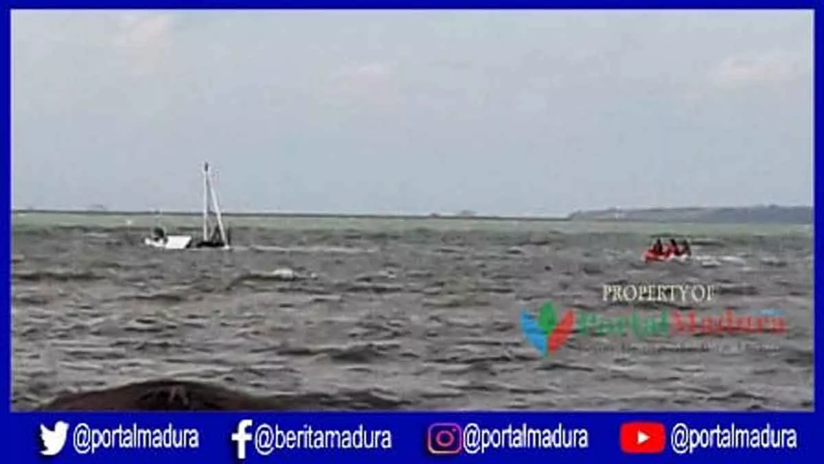 Tim Gabungan Evakuasi Bangkai Perahu Tenggelam di Sumenep