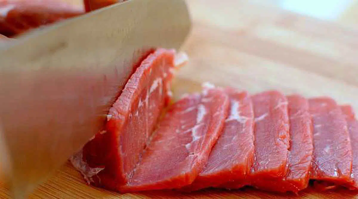 Begini Tips Mudah Mengiris Daging yang Super Tipis