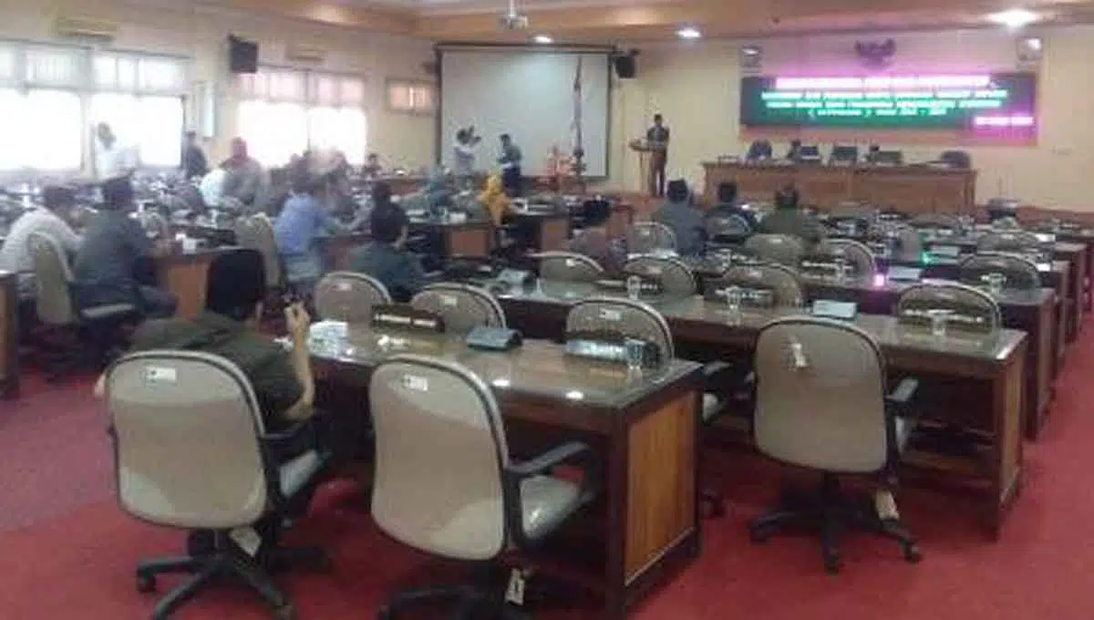 Sidang Paripurna Ripparkab Bangkalan Lanjut Meski Kursi Banyak Tak Berpenghuni