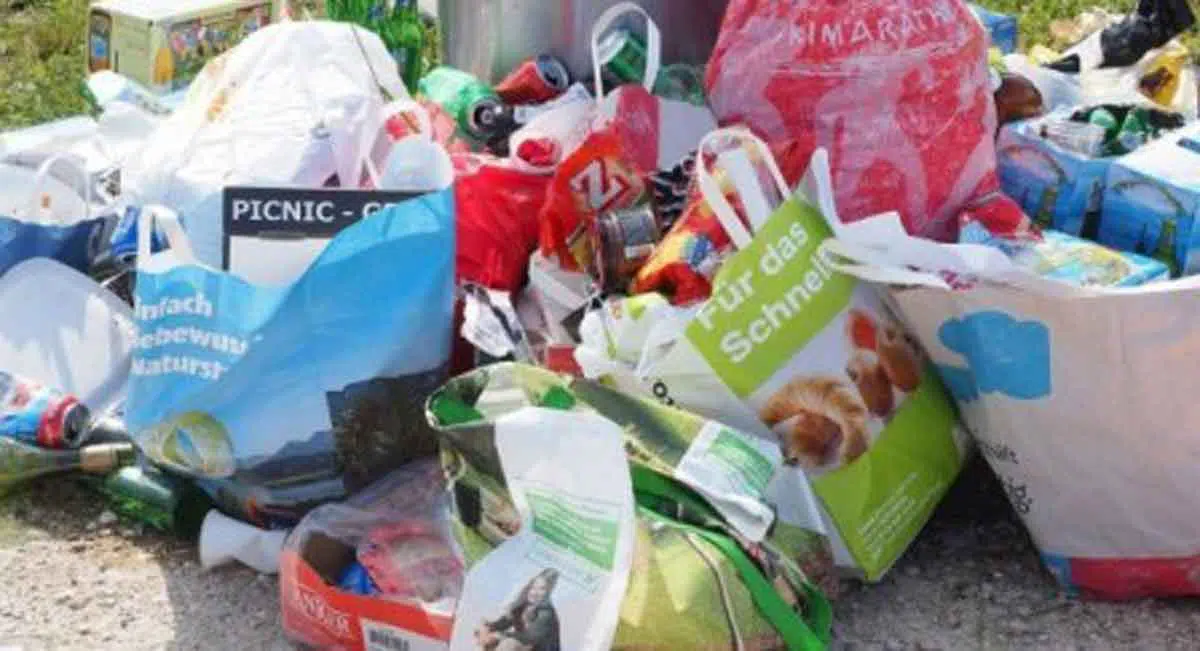 Gunakan Plastik dengan 3 Cara Bijak Ini