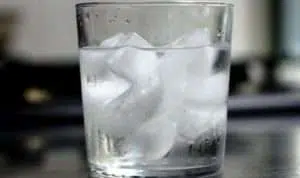 Mitos atau Fakta: Minum Air Es Setelah Makan Bisa Bikin Perut Beku