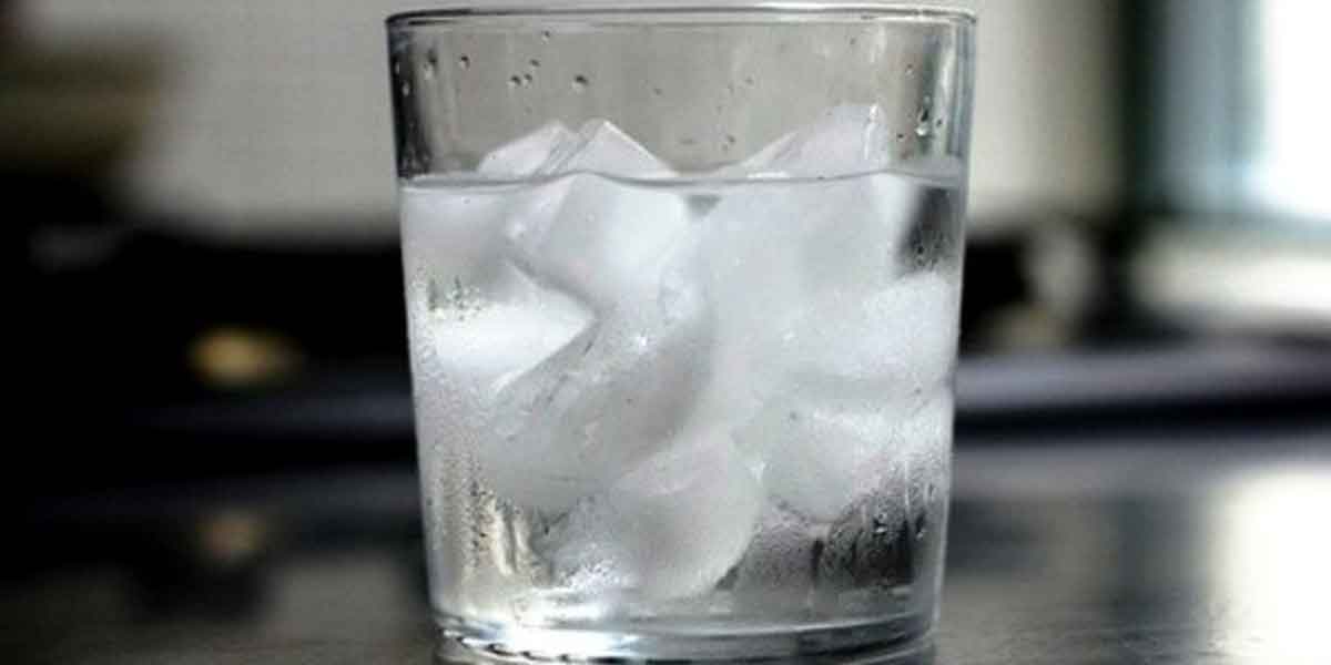 Не тающую в воде. Лед в стакане. Стакан воды со льдом. Лед тает в стакане. Лед растаял в стакане.