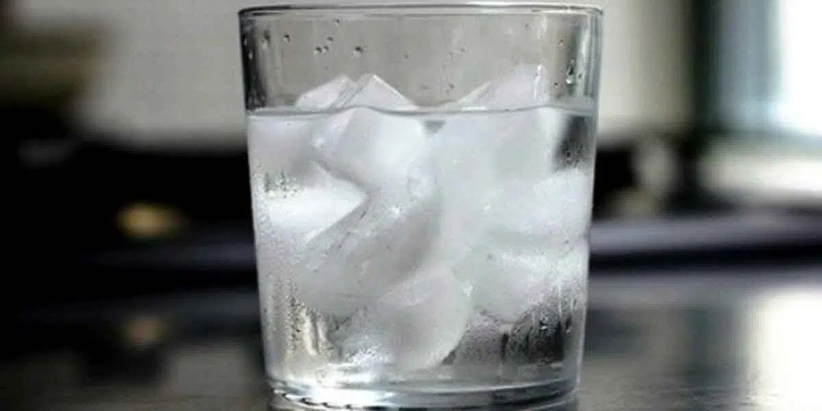 Mitos atau Fakta: Minum Air Es Setelah Makan Bisa Bikin Perut Beku