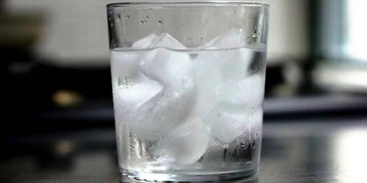 Mitos atau Fakta: Minum Air Es Setelah Makan Bisa Bikin Perut Beku