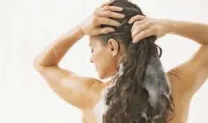 Ini 5 Aturan Menata Rambut yang Tepat Setelah Keramas