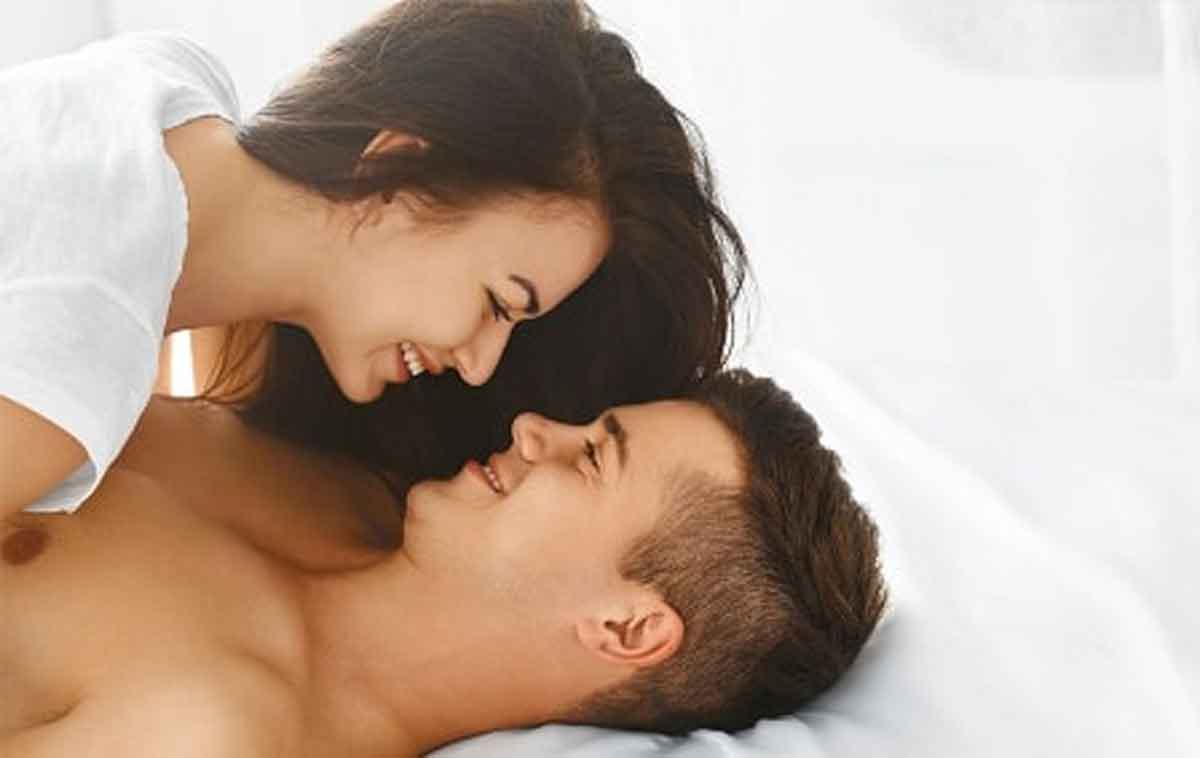 6 Cara Nakal Rangsang Payudara Suami Saat Bercinta