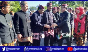 Bakar Semangat, Bupati Pamekasan Ambil Sumpah Pejabat dengan Cara Dijemur