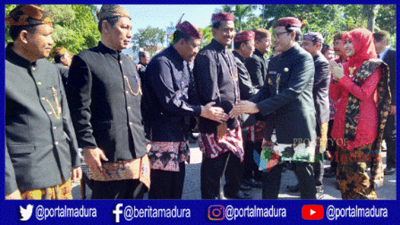Bakar Semangat, Bupati Pamekasan Ambil Sumpah Pejabat dengan Cara Dijemur