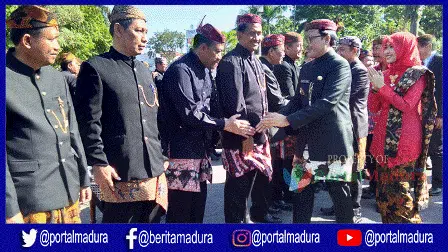 Bakar Semangat, Bupati Pamekasan Ambil Sumpah Pejabat dengan Cara Dijemur