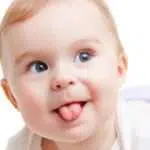 Bayi Sering Menjulurkan Lidah, Pertanda Apa?