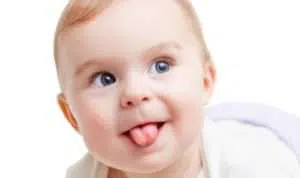 Bayi Sering Menjulurkan Lidah, Pertanda Apa