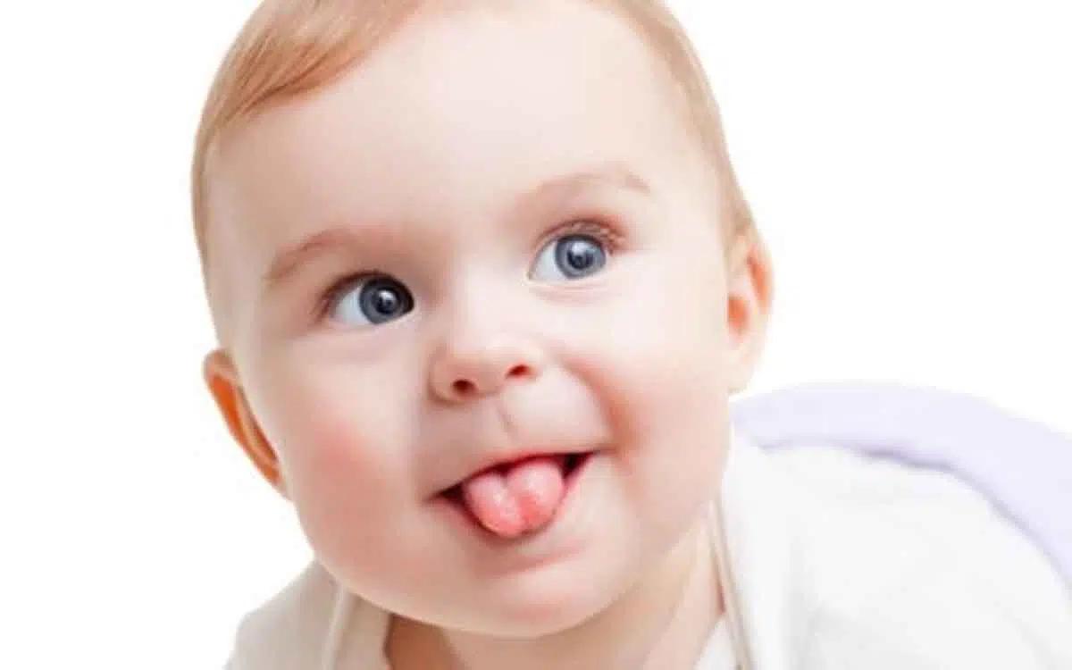 Bayi Sering Menjulurkan Lidah, Pertanda Apa