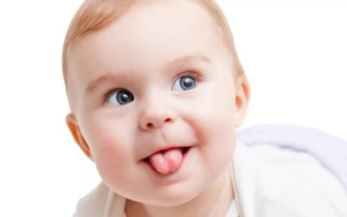 Bayi Sering Menjulurkan Lidah, Pertanda Apa
