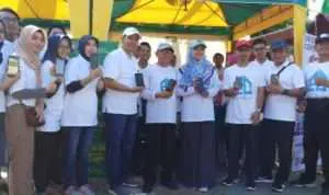 Direktur Utama BPRS Bhakti Sumekar, Sumenep Novi Sujatmiko bersama Bupati Sumenep A Busyhro Karim pada peluncuran tabungan digital Gaul iB (Foto. Nanik Dwi Jayanti)