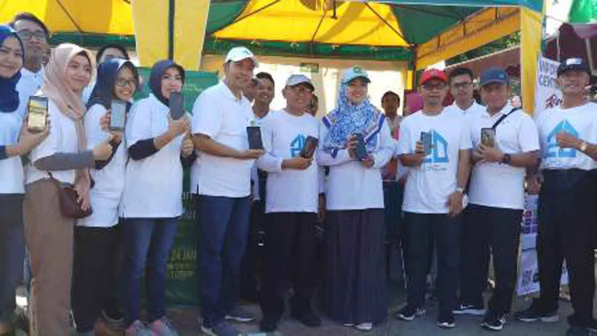 Direktur Utama BPRS Bhakti Sumekar, Sumenep Novi Sujatmiko bersama Bupati Sumenep A Busyhro Karim pada peluncuran tabungan digital Gaul iB (Foto. Nanik Dwi Jayanti)