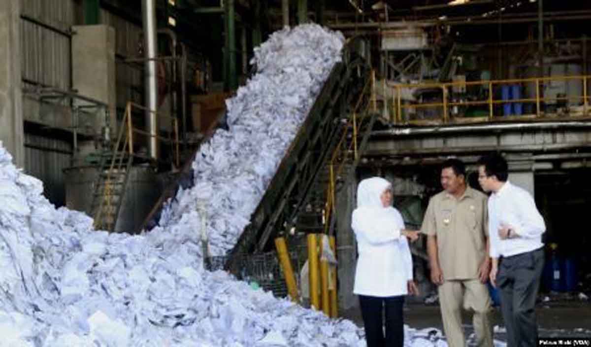 Gubernur Jawa Timur Khofifah Indar Parawansa saat meninjau pabrik kertas di Kabupaten Mojokerto yang akan dibangun Pembangkit Listrik Tenaga Sampah (PLTSa) plastik, di Mojokerto, Juli 2019