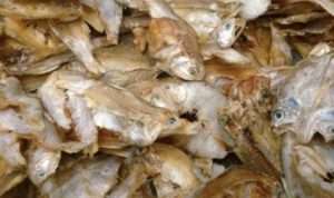 4 Cara Mudah Kurangi Rasa Asin pada Ikan Asin
