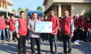 Kepala BPJS Ketenagakerjaan KCP Sumenep, Sonny Alonsye didampingi Ketua STKIP PGRI Sumenep, Asmoni memberikan kartu BPJS Ketenagakerjaan secara simbolis kepada mahasiswa KKN (Foto. Nanik Dwi Jayanti)
