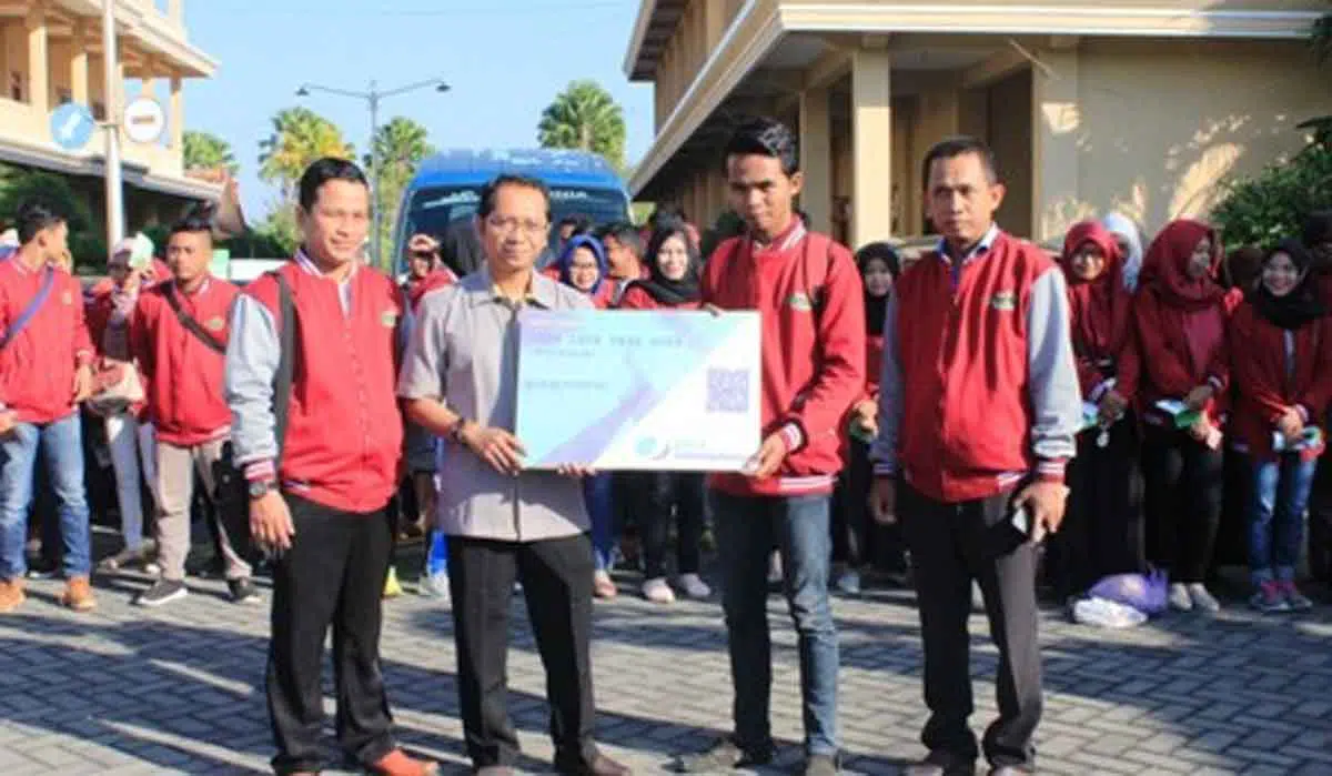 Kepala BPJS Ketenagakerjaan KCP Sumenep, Sonny Alonsye didampingi Ketua STKIP PGRI Sumenep, Asmoni memberikan kartu BPJS Ketenagakerjaan secara simbolis kepada mahasiswa KKN (Foto. Nanik Dwi Jayanti)
