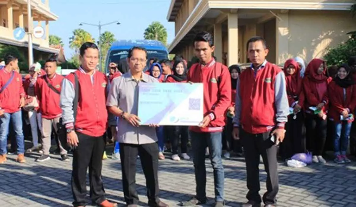 Kepala BPJS Ketenagakerjaan KCP Sumenep, Sonny Alonsye didampingi Ketua STKIP PGRI Sumenep, Asmoni memberikan kartu BPJS Ketenagakerjaan secara simbolis kepada mahasiswa KKN (Foto. Nanik Dwi Jayanti)