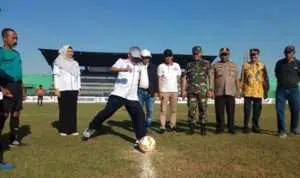Busyro Lakukan Tendangan 'kick off' Tanda Dimulainya Piala Bupati Cup 2019