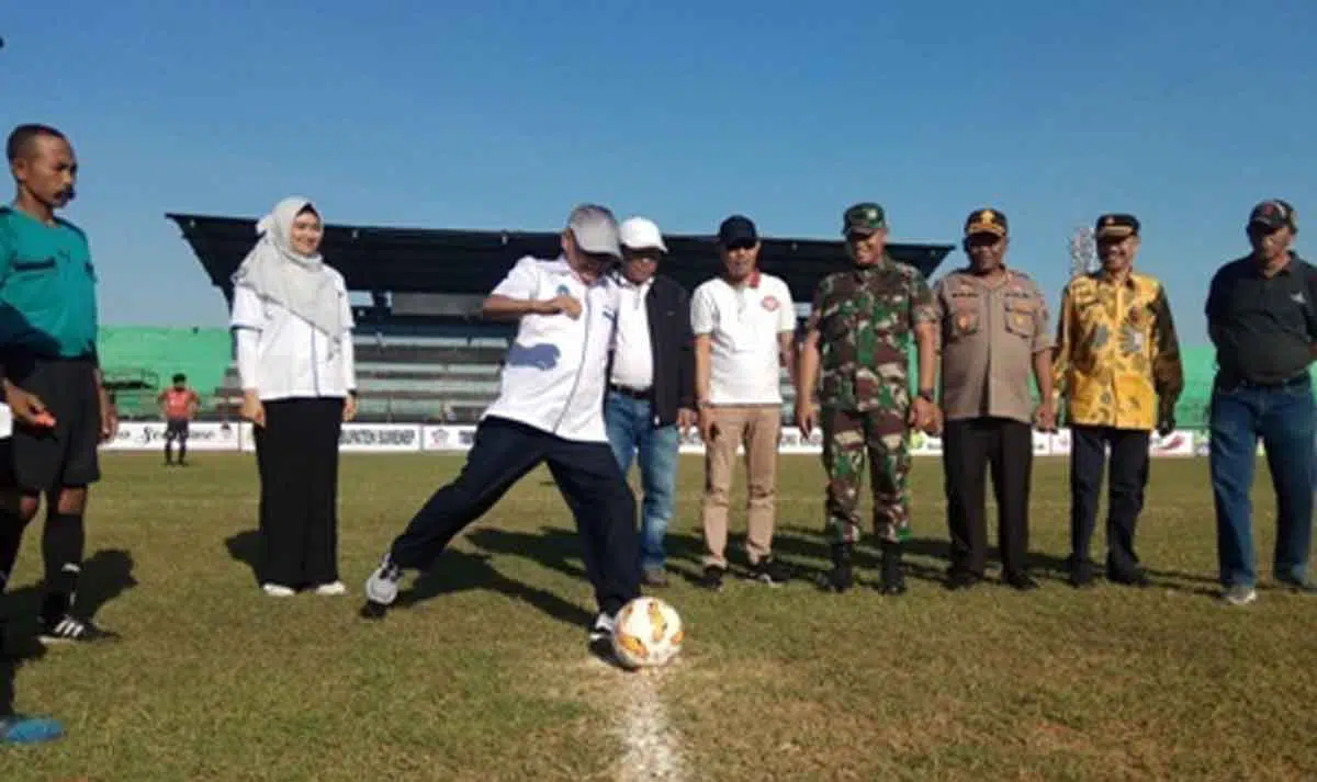 Busyro Lakukan Tendangan 'kick off' Tanda Dimulainya Piala Bupati Cup 2019