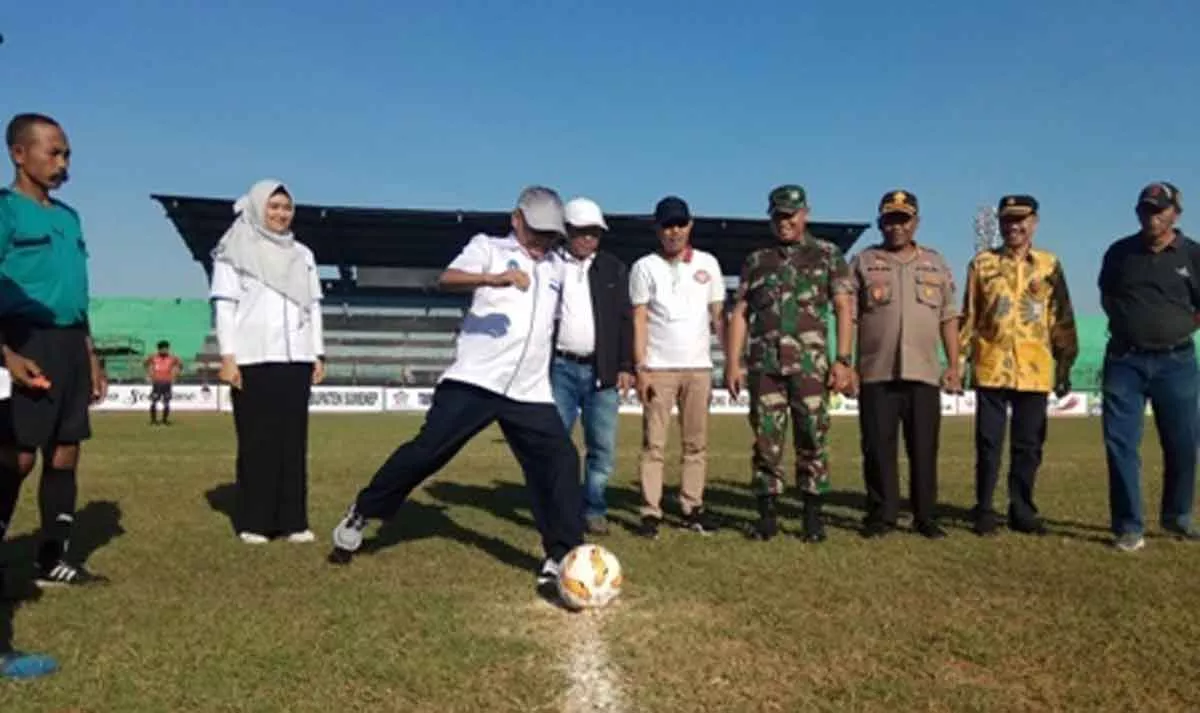 Busyro Lakukan Tendangan ‘kick off’ Tanda Dimulainya Piala Bupati Cup 2019