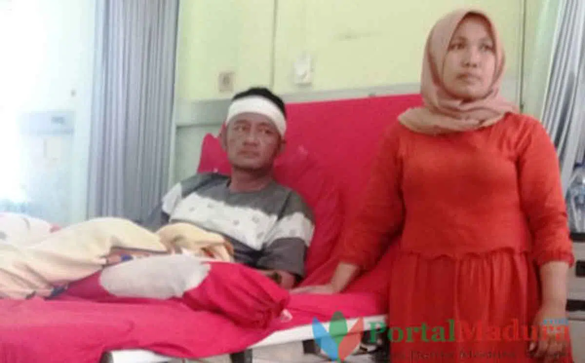Korban dugaan pembacokan, Samhaji, menjalani perawatan medis di RSUD Pamekasan di dampingi istrinya, Horrida. (Foto. Hasibuddin)
