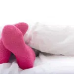 Manfaat Pakai Kaus Kaki Saat Tidur