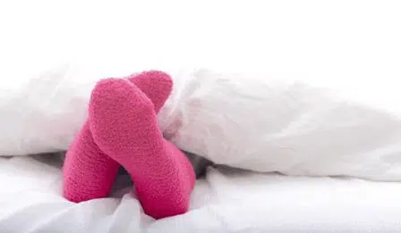 Manfaat Pakai Kaus Kaki Saat Tidur