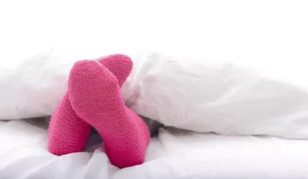Manfaat Pakai Kaus Kaki Saat Tidur