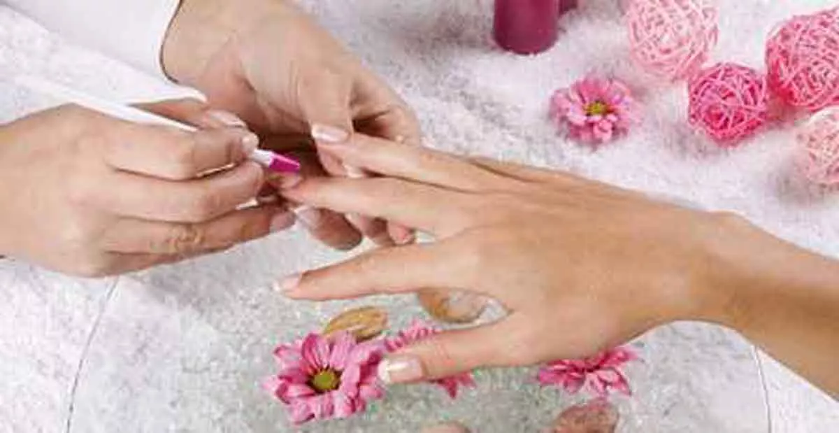 7 Cara Agar Manicure dan Pedicure Lebih Awet