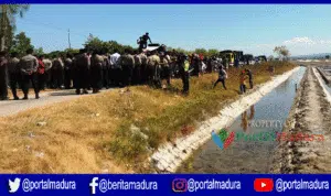 Petani Garam 'Luruk' Kantor PT Garam Hingga Blokade Jalan dengan Bakar Ban Bekas