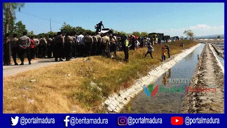 Petani Garam 'Luruk' Kantor PT Garam Hingga Blokade Jalan dengan Bakar Ban Bekas
