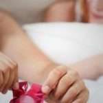 Mau Tetap Nyaman Bercinta Pakai Kondom? Ini Dia Caranya