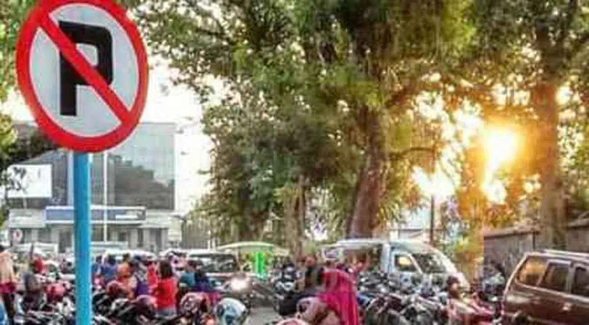 Jadi Sumber Kemacetan, Dishub Bangkalan Akan Tertibkan Parkir Liar