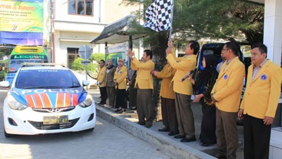 Proses pelepasan peserta KKN Unija oleh Rektor dan dikawal oleh aparat kepolisian (Foto. Nanik Dwi Jayanti)