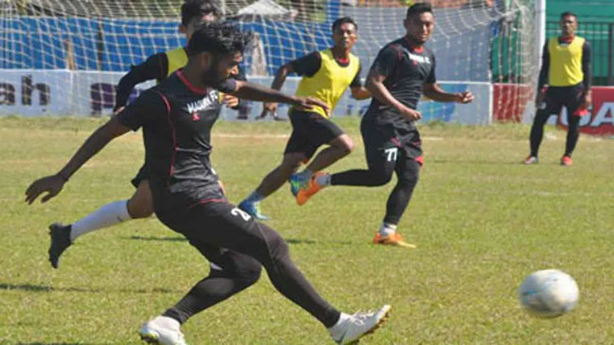 Pemain Madura FC menjalani latihan rutin di Stadion Ahmad Yani, Sumenep, Jawa Timur, Selasa (30/7/2019). (Foto. @madura.fc)