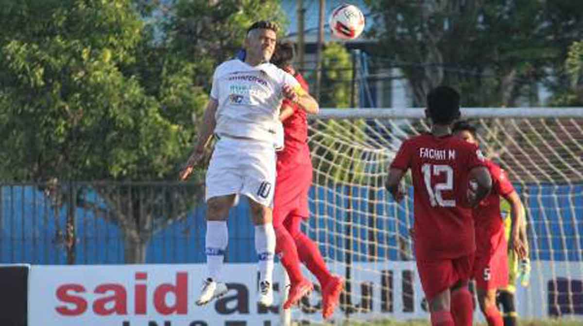 Pemain PSIM Jogja Cristian Gonzáles berusaha menguasai bola dari anak anak Madura FC