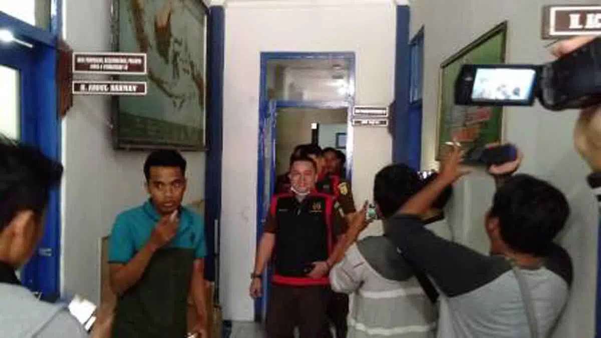 Penyidik Kejari Geledah Ruang Kerja Pejabat Diknas Sampang