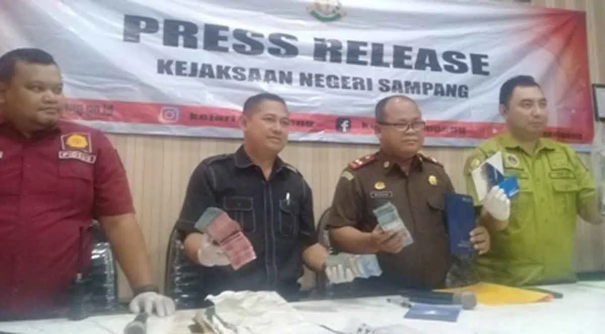 2 ASN Disdik Ditangkap, Kejari Sampang Amankan Uang Tunai, Mobil Hingga Buku Tabungan