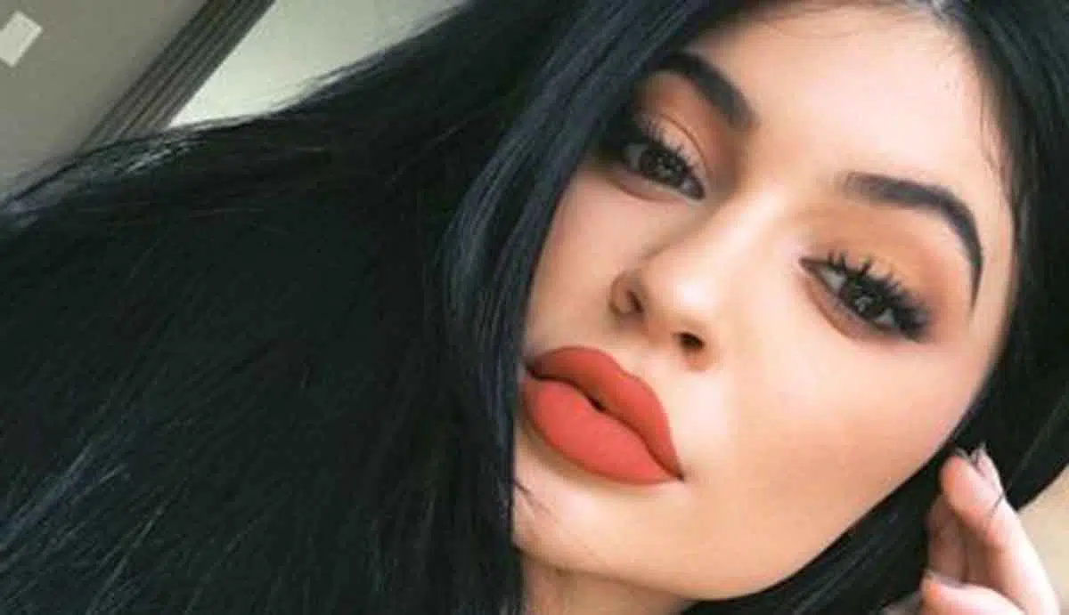 Plus Minus Gunakan Lip Plumper untuk Bibir