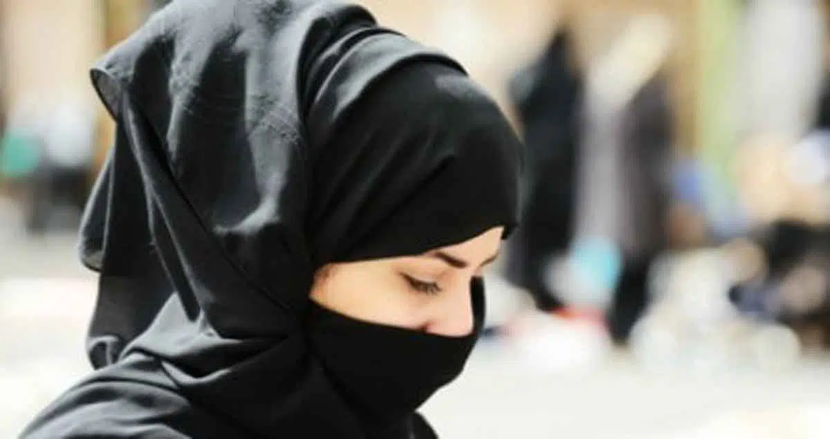 Rambut yang Rontok Saat Menstruasi Tak Wajib Disucikan