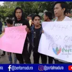 Sejumlah Pemuda Aksi Tabur Garam di Kantor Dewan Sumenep